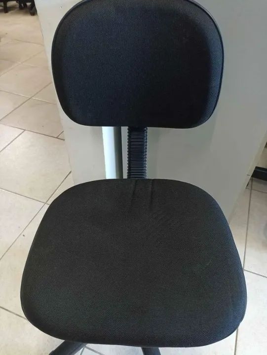 Cadeira de Escritório com Rodinhas Preta Excelente Estado por apenas 160,00 - Foto 4