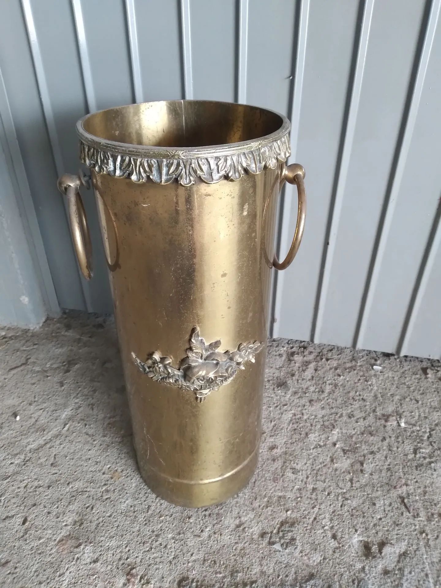 Porta-Guarda-Chuva Antigo. Latão detalhes bronze. Marca NATALINO TOMASI