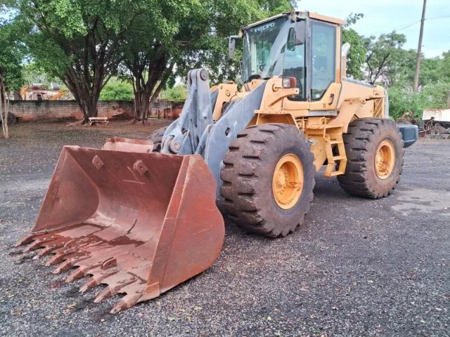 Pá carregadeira Volvo 110F ano 2009