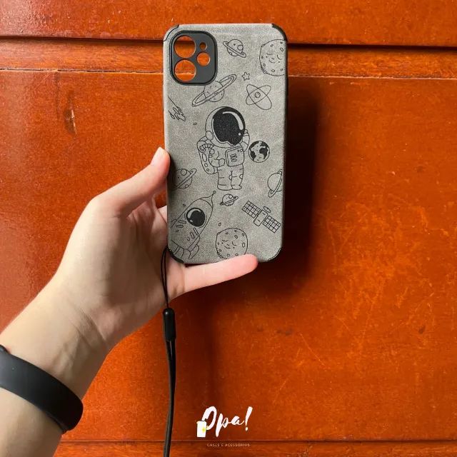 Capinha Iphone 11 - Astronauta No Espaço Cinza - Foto 2