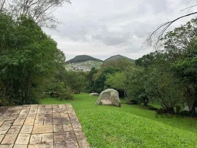 Oportunidade Única: Ampla Área de Terra com Três Casas e Piscina em Belém Velho