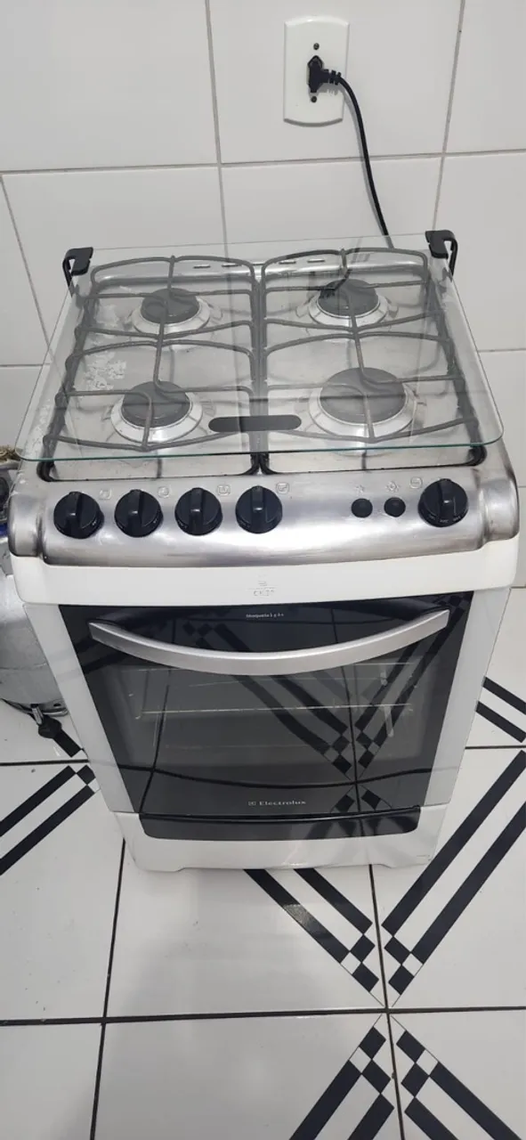 Fogão Electrolux com 4 bocas e forno