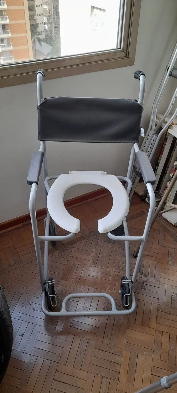 Cadeira de banho com rodas+ Andador + Muletas 