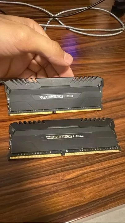 Memória RAM Corsair Vengeance LED 16GB DDR4