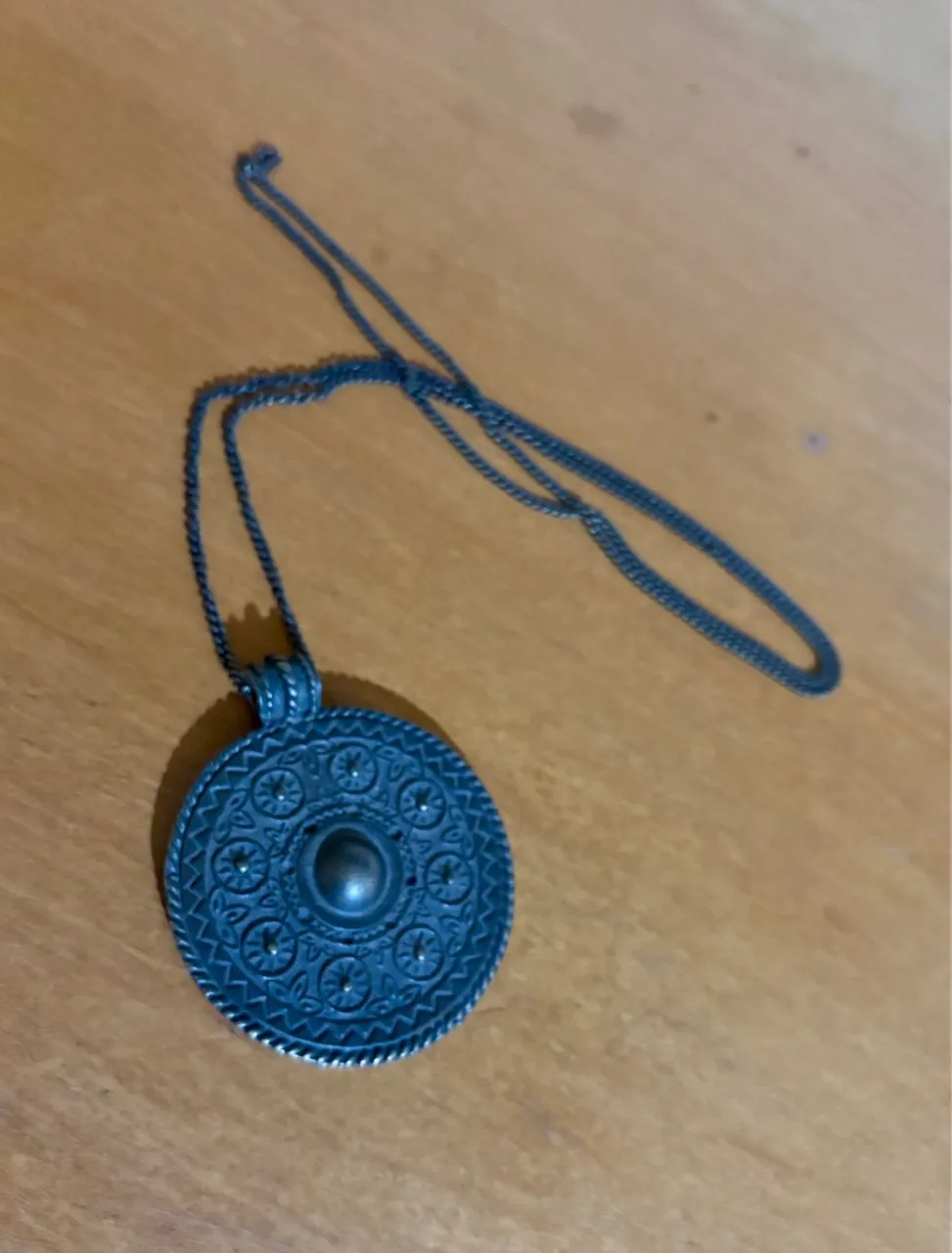 Colar Pingente Redondo Estilo Vintage