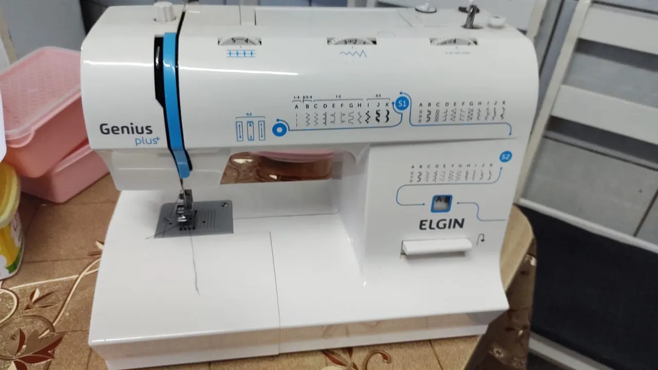 Máquina de Costura Elgin Genius Plus