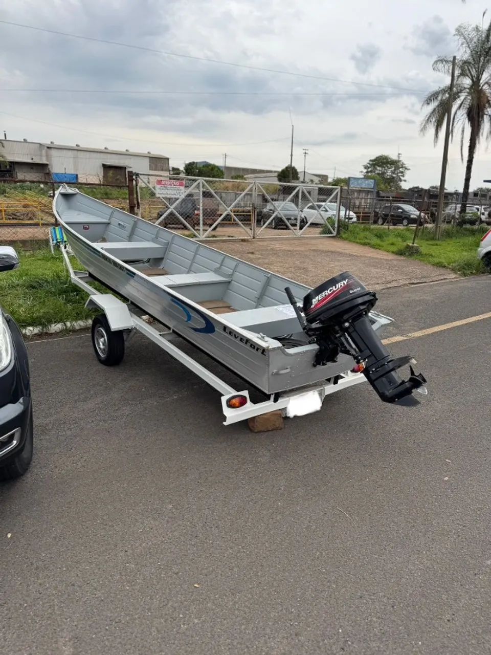 Barco Levfort Squalus 600 Cast + Motor Mercury 15 + Carretinha + Tralha de pesca completa