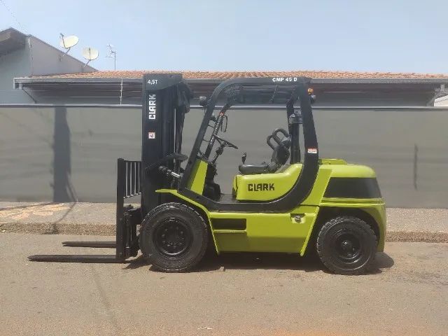 Empilhadeira Clark 4,5T * Diesel com deslocador * 2009 - Foto 2