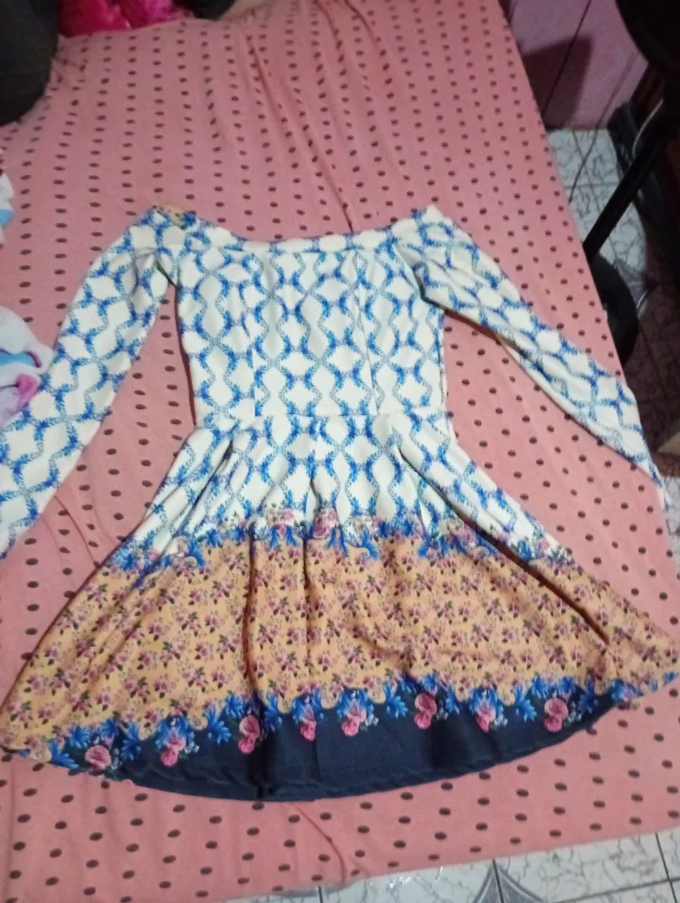 Vestido Floral com Mangas Longas - Elegância e Estilo!