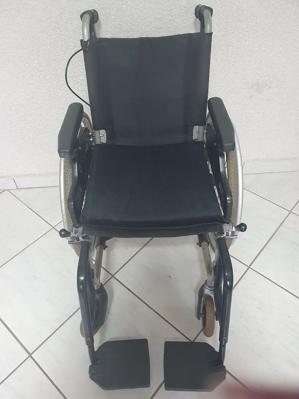 Cadeira de rodas Ottobock  dobrável com freios
