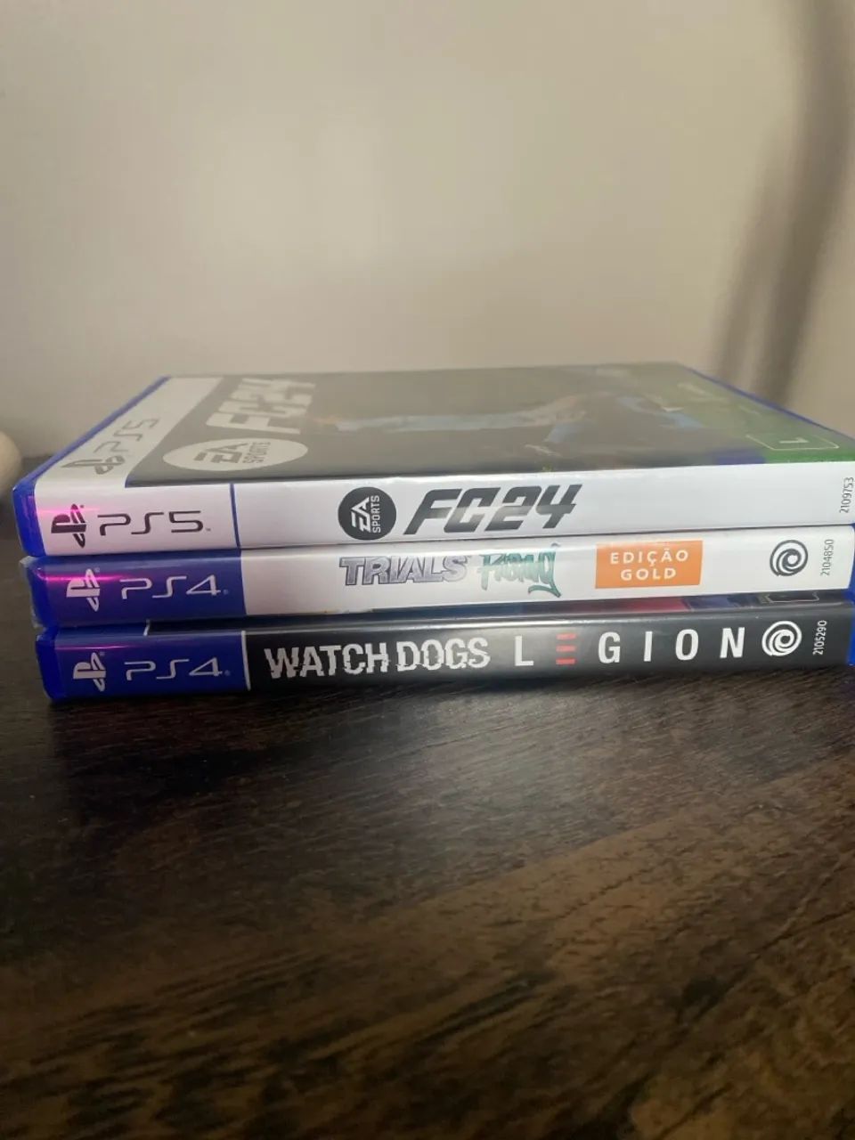 3 jogos PS4 - FIFA 24, Trials Fusion Gold e Watch Dogs Legion