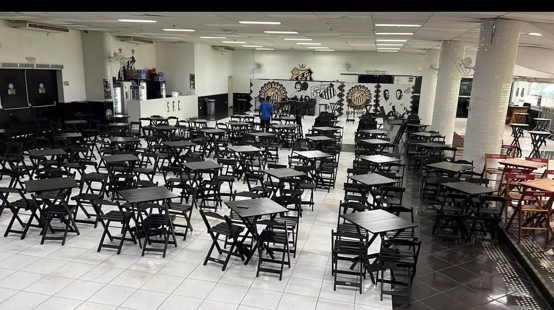 Mesas dobrável sem pintura e 4 cadeiras sem choro  - Foto 2