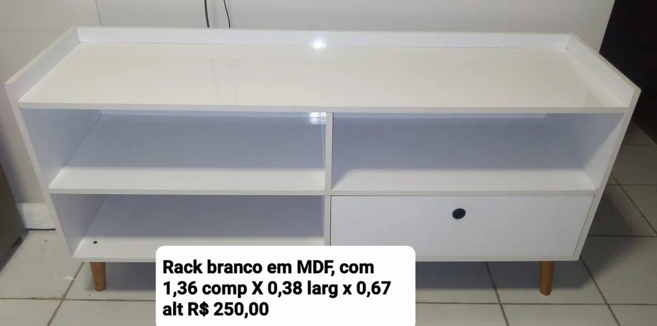 Rack branco em MDF com gaveta