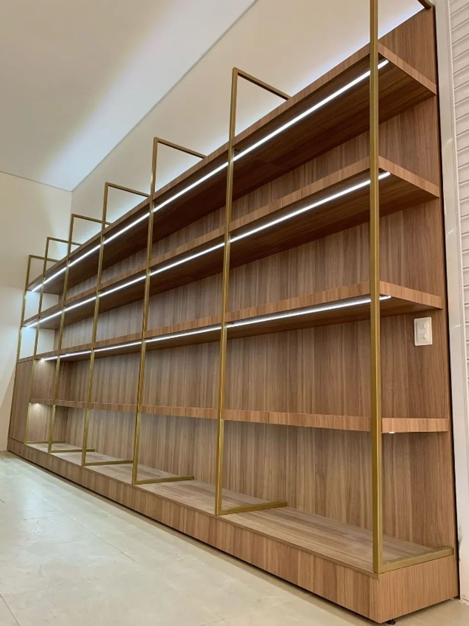 Gôndolas Vestuário e Lojas Diversas  - Foto 4