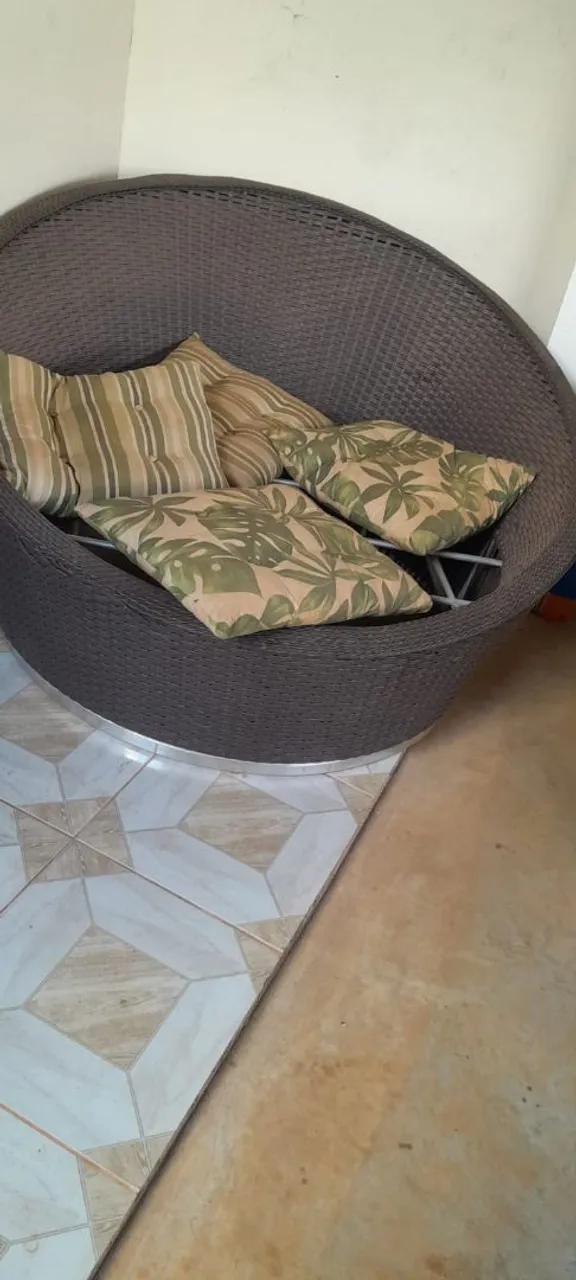 Poltrona Redonda de Fibra com Almofadas