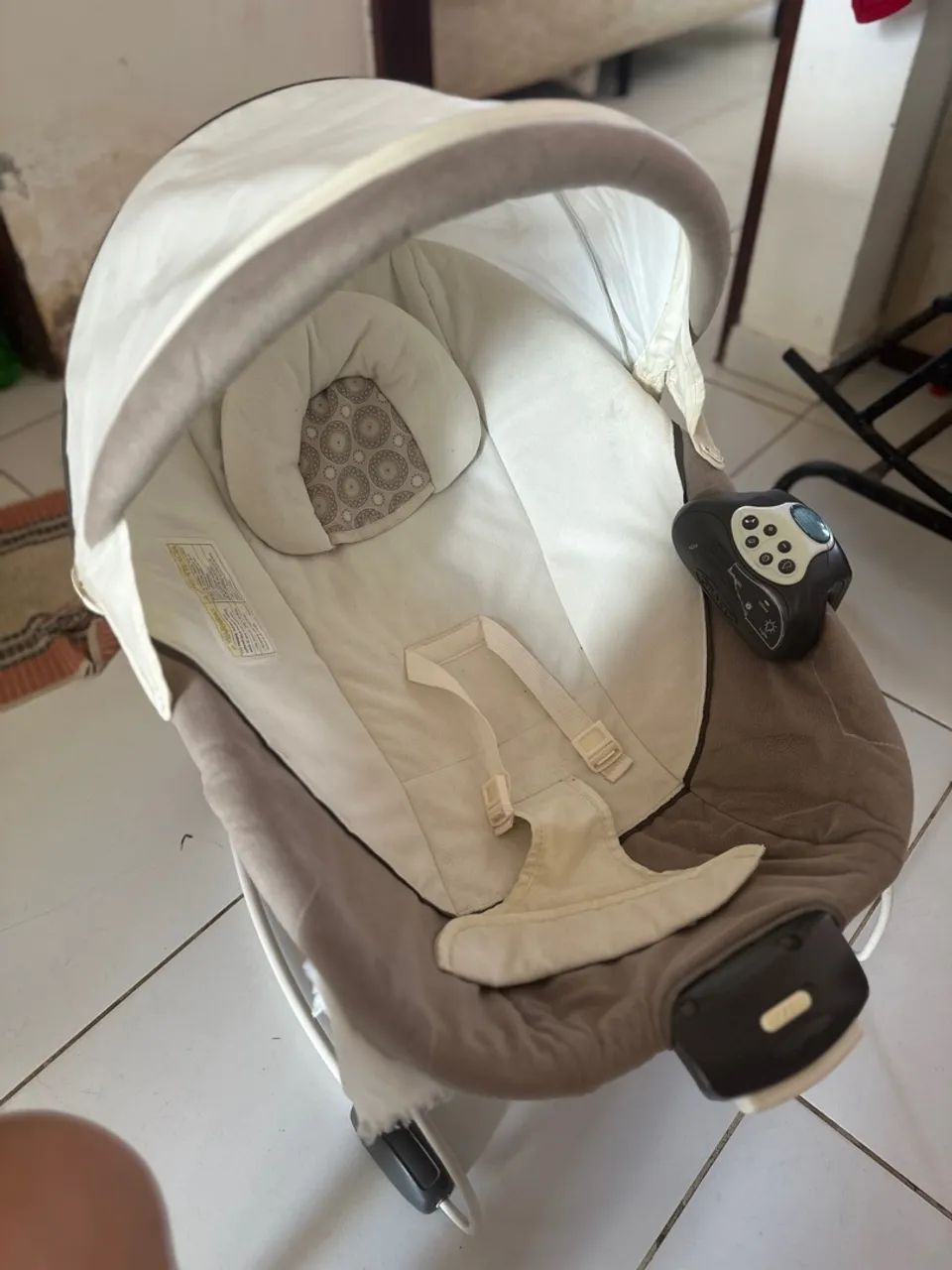 Balanço para bebê com vibração e música