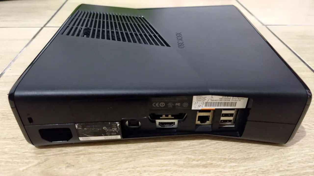 Xbox 360 Slim 4GB Memória Destravado LT+3.0 + 2 Controles + Mais de 100 Jogos - Foto 3