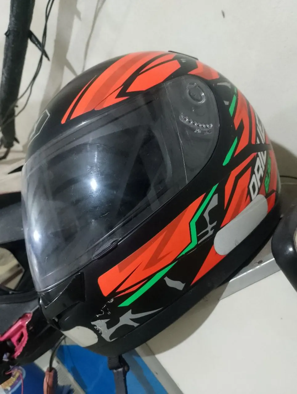 Capacete de Moto - tamanho 60 preto e vermelho