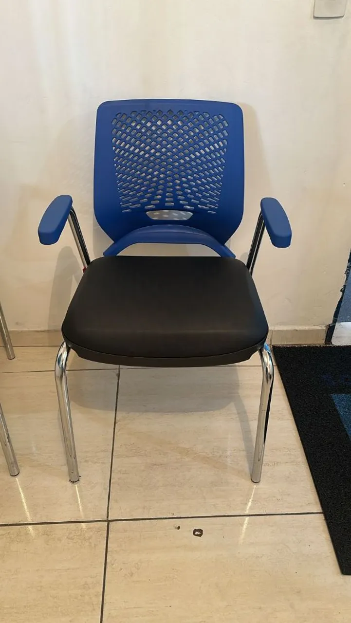 Cadeira Azul com Assento Preto