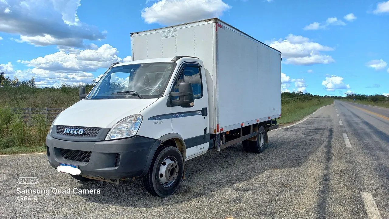 Caminhão Iveco Daliyl 70c17 ano e modelo 2013