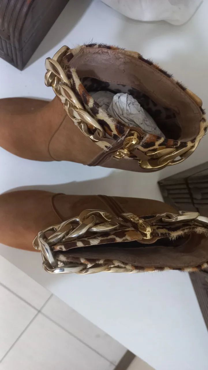 Bota de Salto Alto Marrom com Detalhe em Corrente Dourada - Foto 3