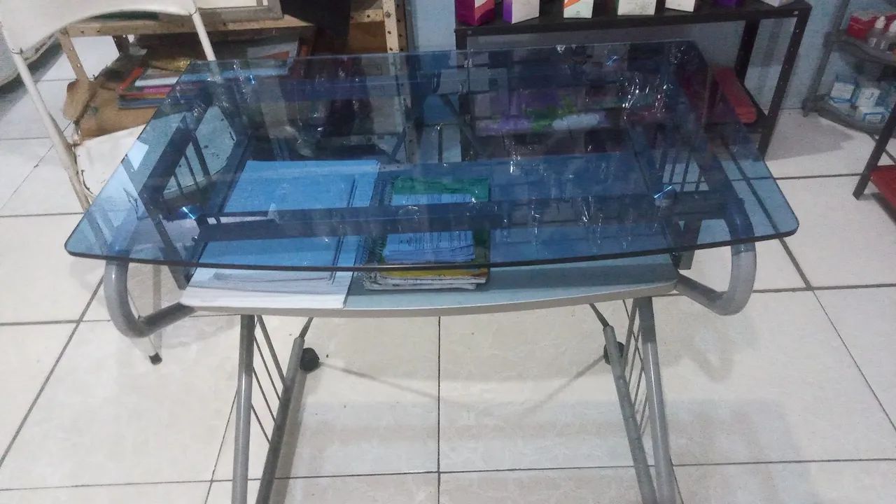 Escrivaninha com tampo de vidro azul