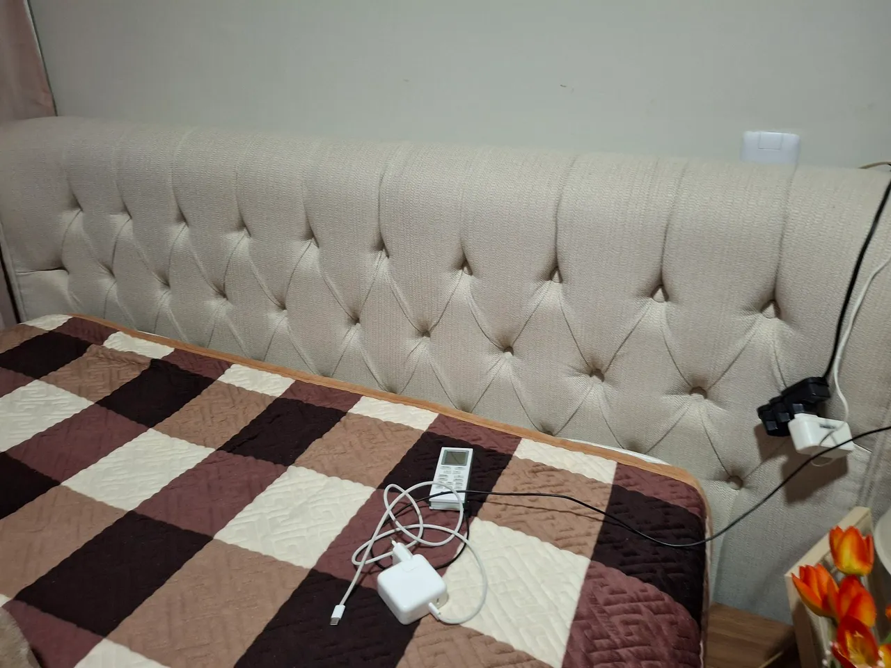 Cabeceira de cama estofada com design elegante
