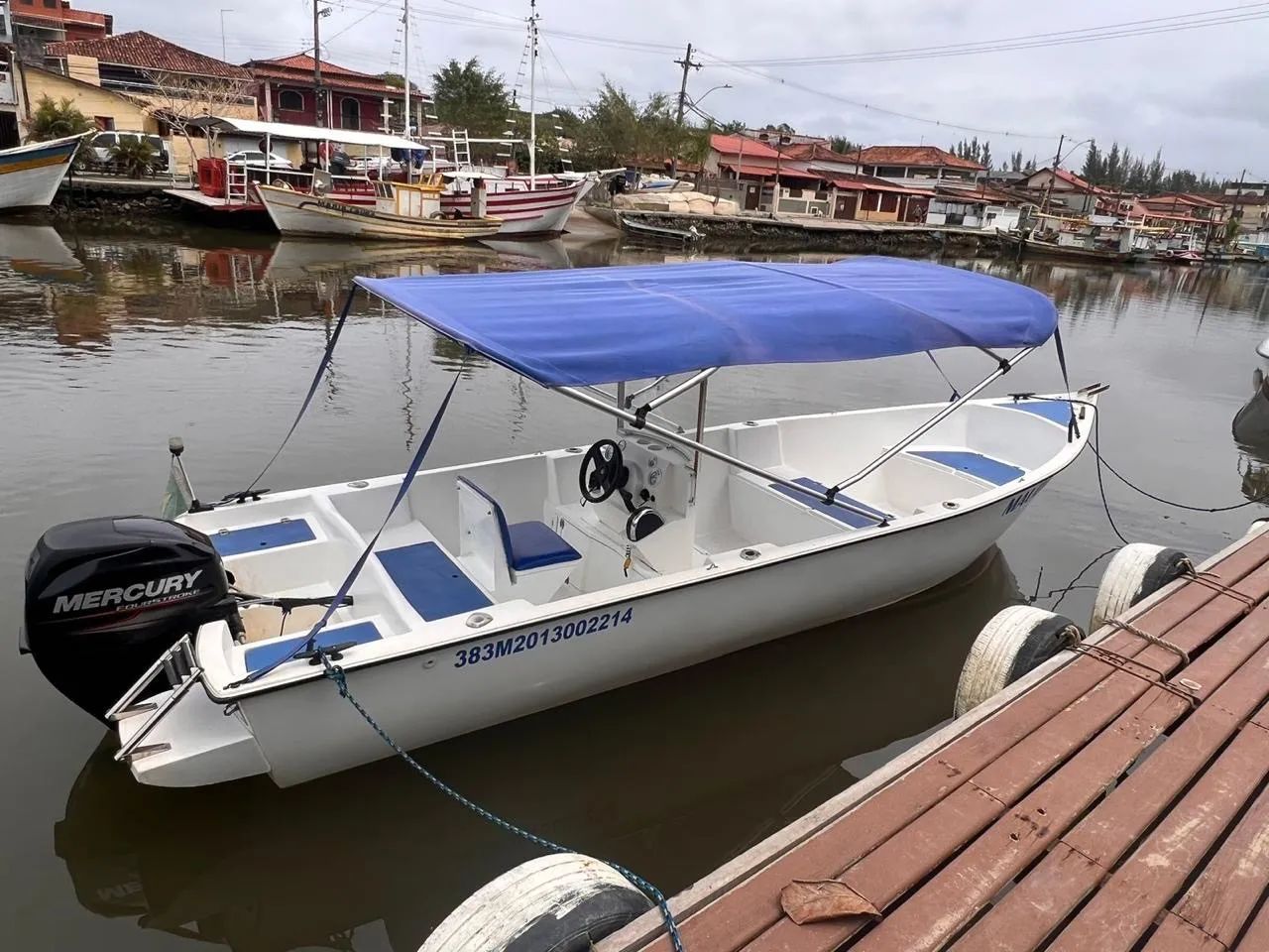 Lancha com motor Mercury