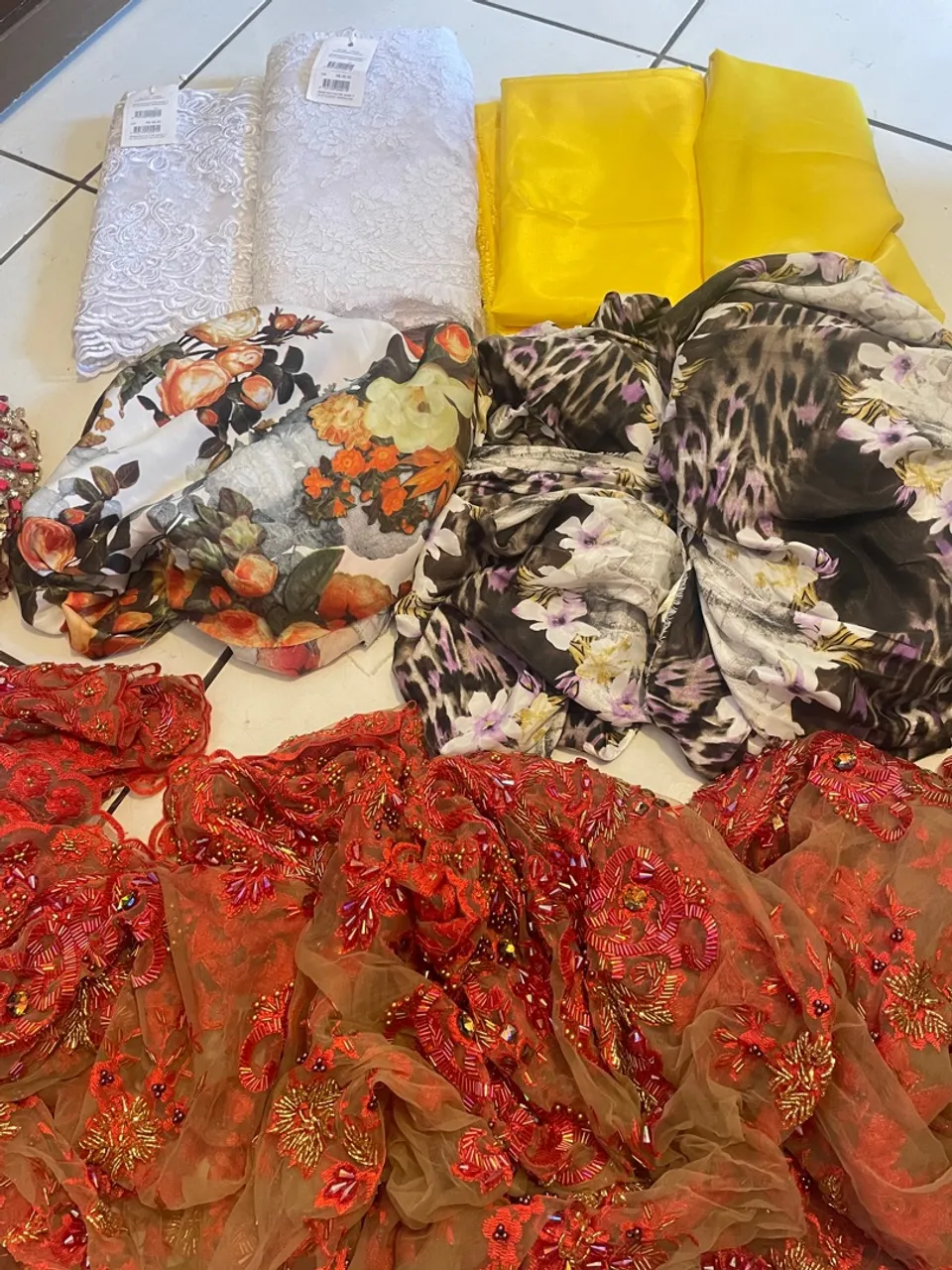 Tecidos para Costura: Floral, Animal Print, Renda e Bordados