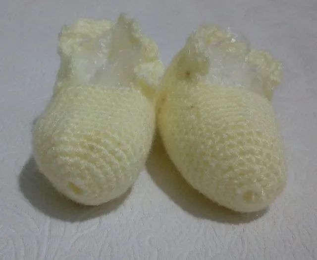 Sapatinho de bebê amarelo