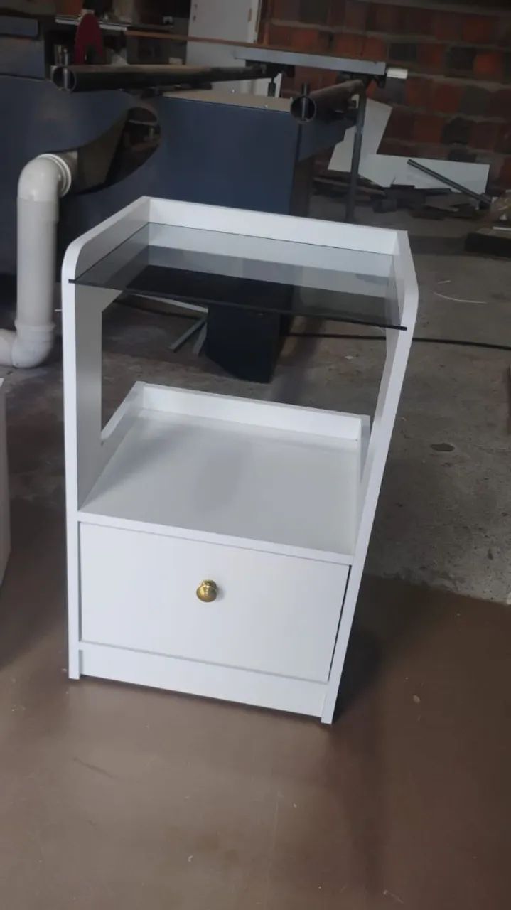 Mesa de cabeceira branca com gaveta
