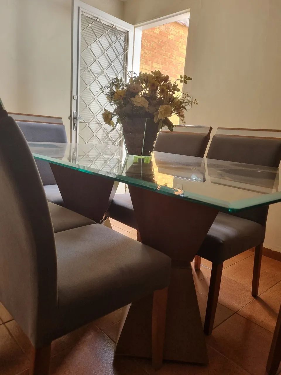Conjunto Mesa de Jantar - 6 cadeiras, vidro bisotado e madeira maciça - Foto 4