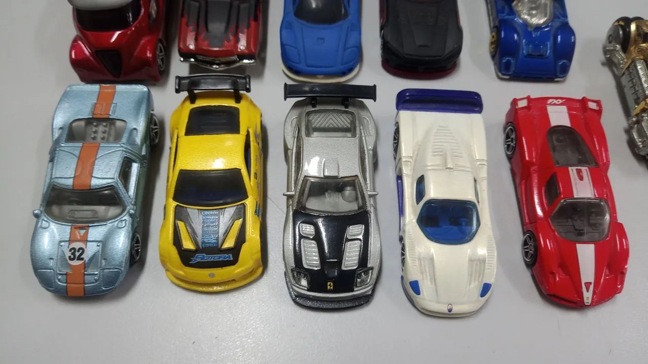 Lote Hot Wheels mais brinde bola da coca - Foto 4