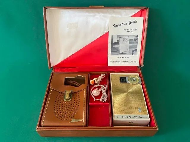Rádio antigo Zenith Royal 400
