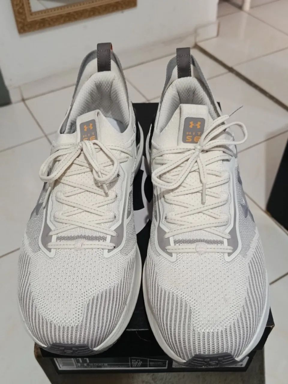 Tênis Under Armour Charged Hit SE