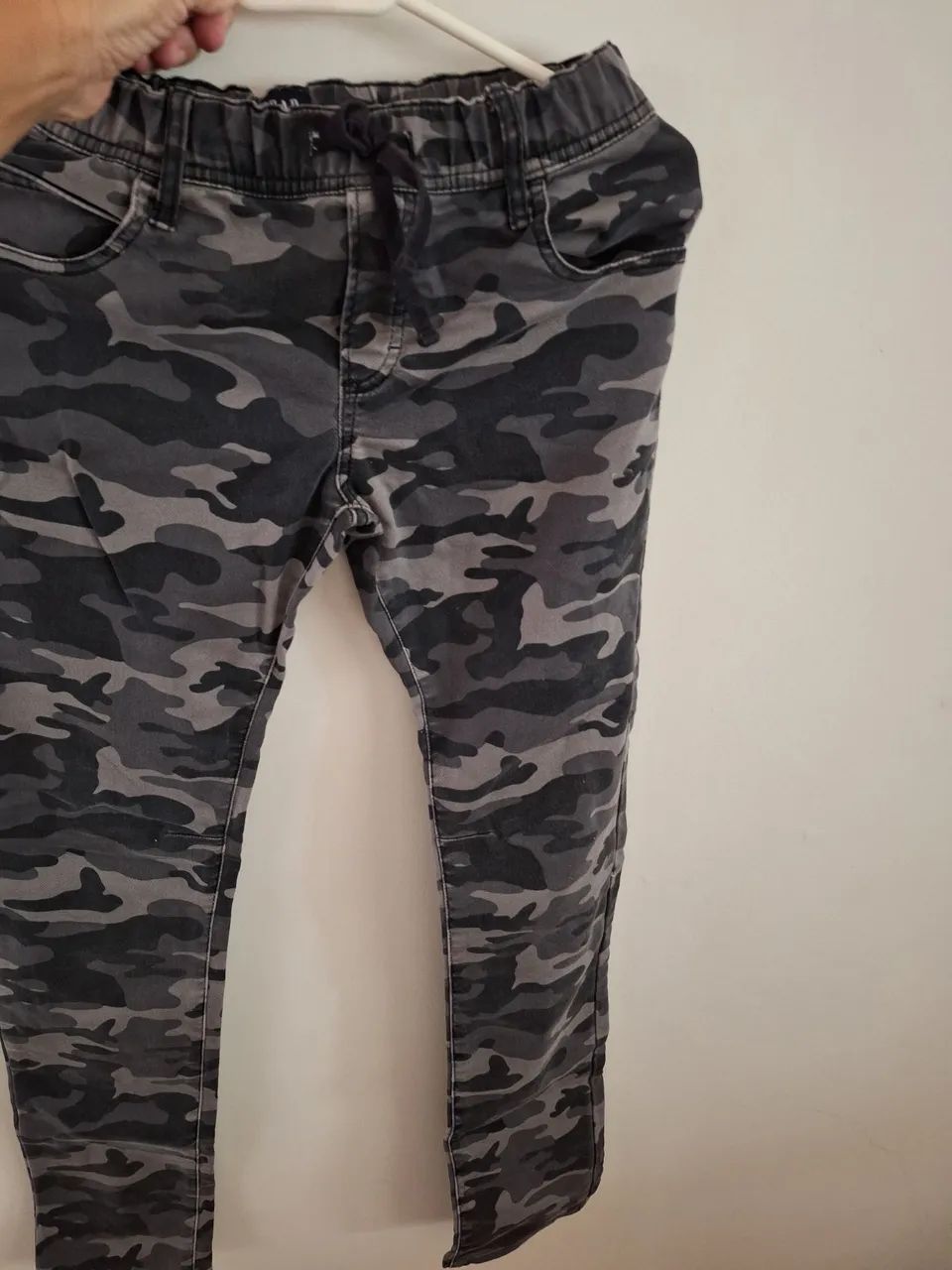 Calça jeans camuflada tam 14.