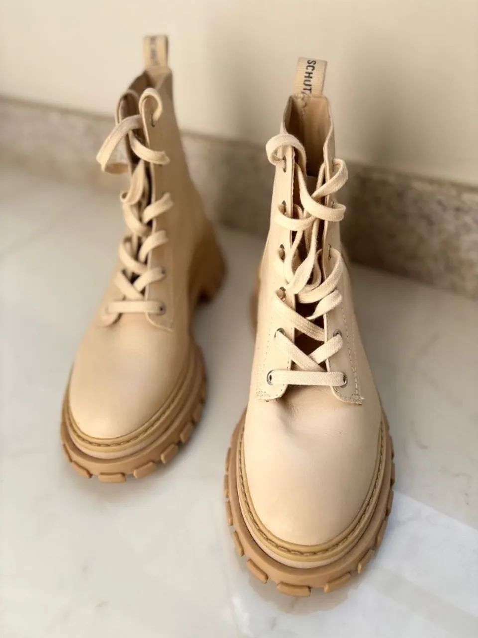 BOTA SCHUTZ EM COURO.