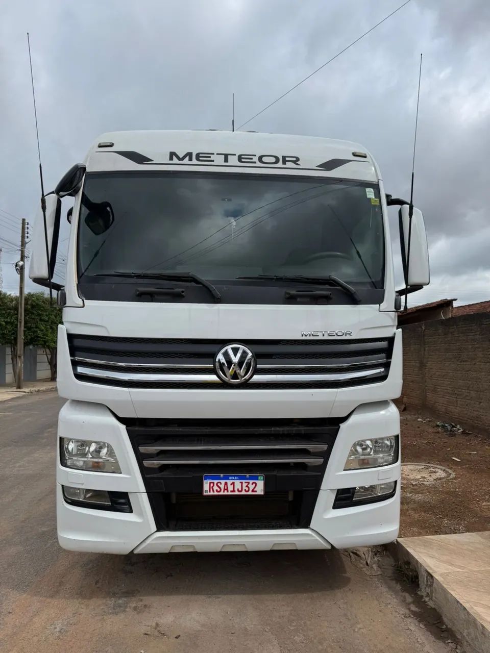 VW Meteor 29520 com rodo caçamba 