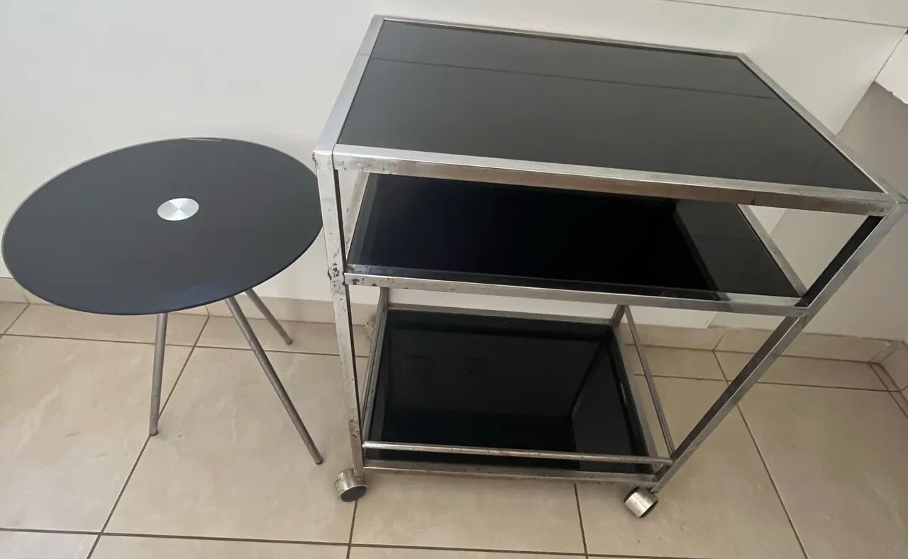 Barzinho e mesa de canto