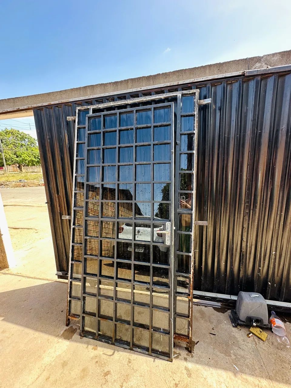Vende-se porta de ferro com vidro - Foto 2