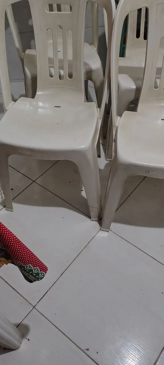 4 Cadeiras de Plástico + Pés de Mesa de Brinde - Bom Estado - Foto 5