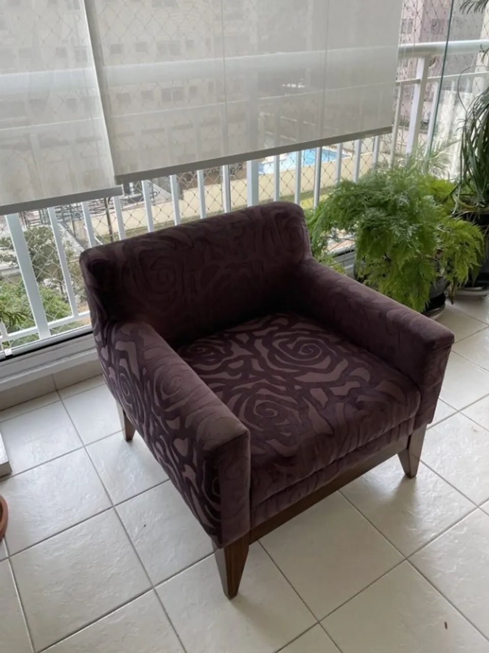 Poltrona em tecido chenile vinho , estrutura de madeira , 75x75x75cm - Foto 2