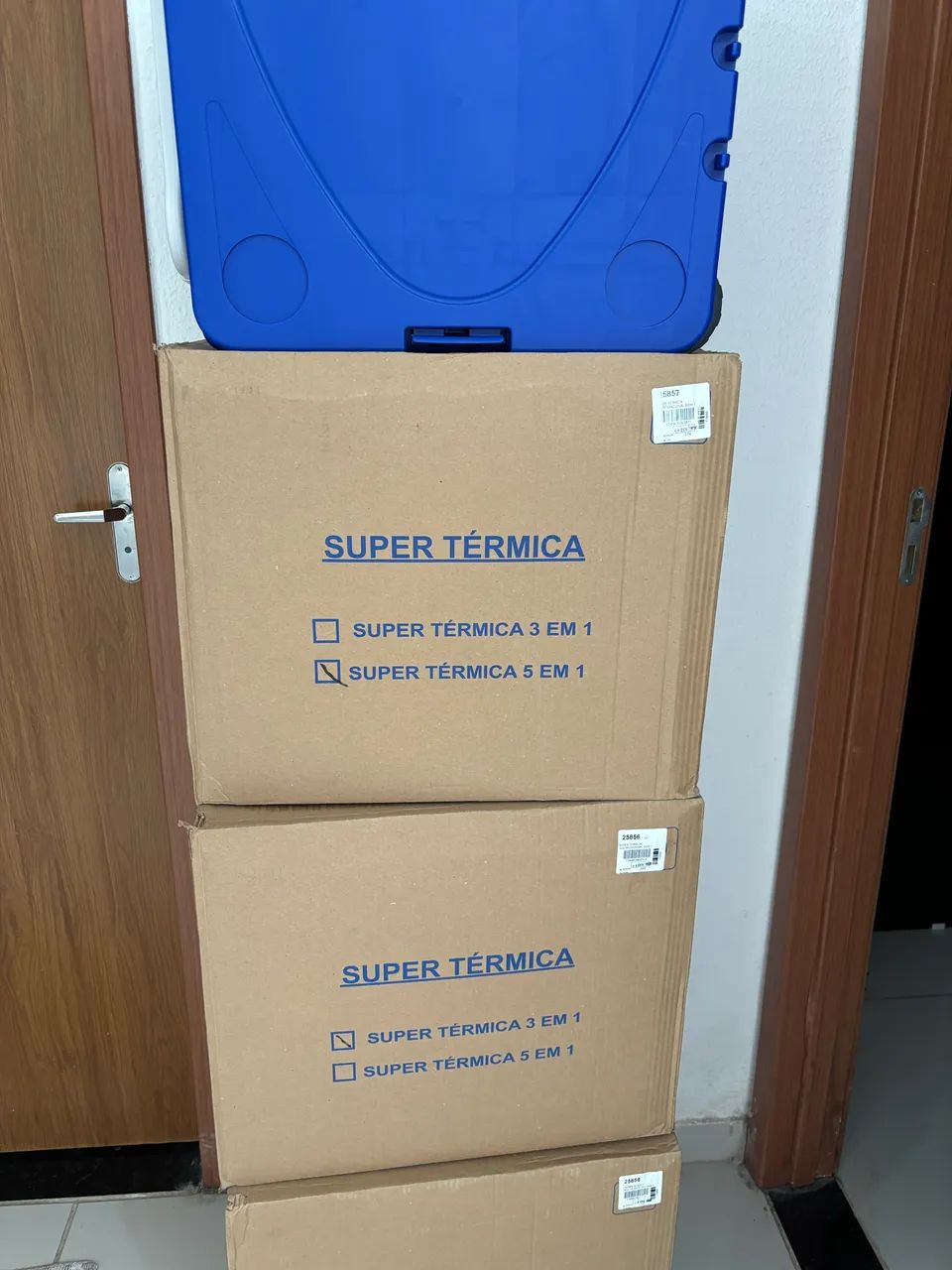 Caixa termina cooler 32L com rodas, mesa e bancos - Foto 4