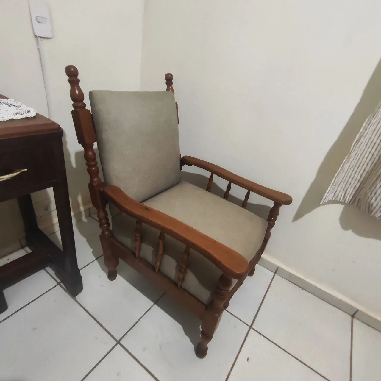 bela poltrona de madeira antiga - Foto 3