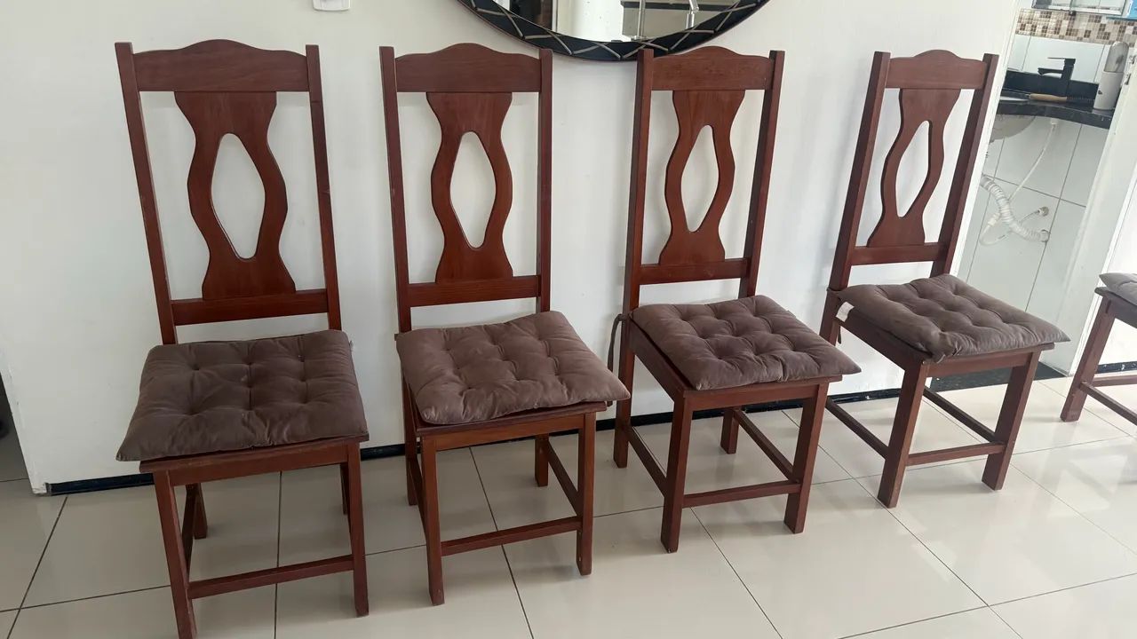 Cadeiras de madeira 