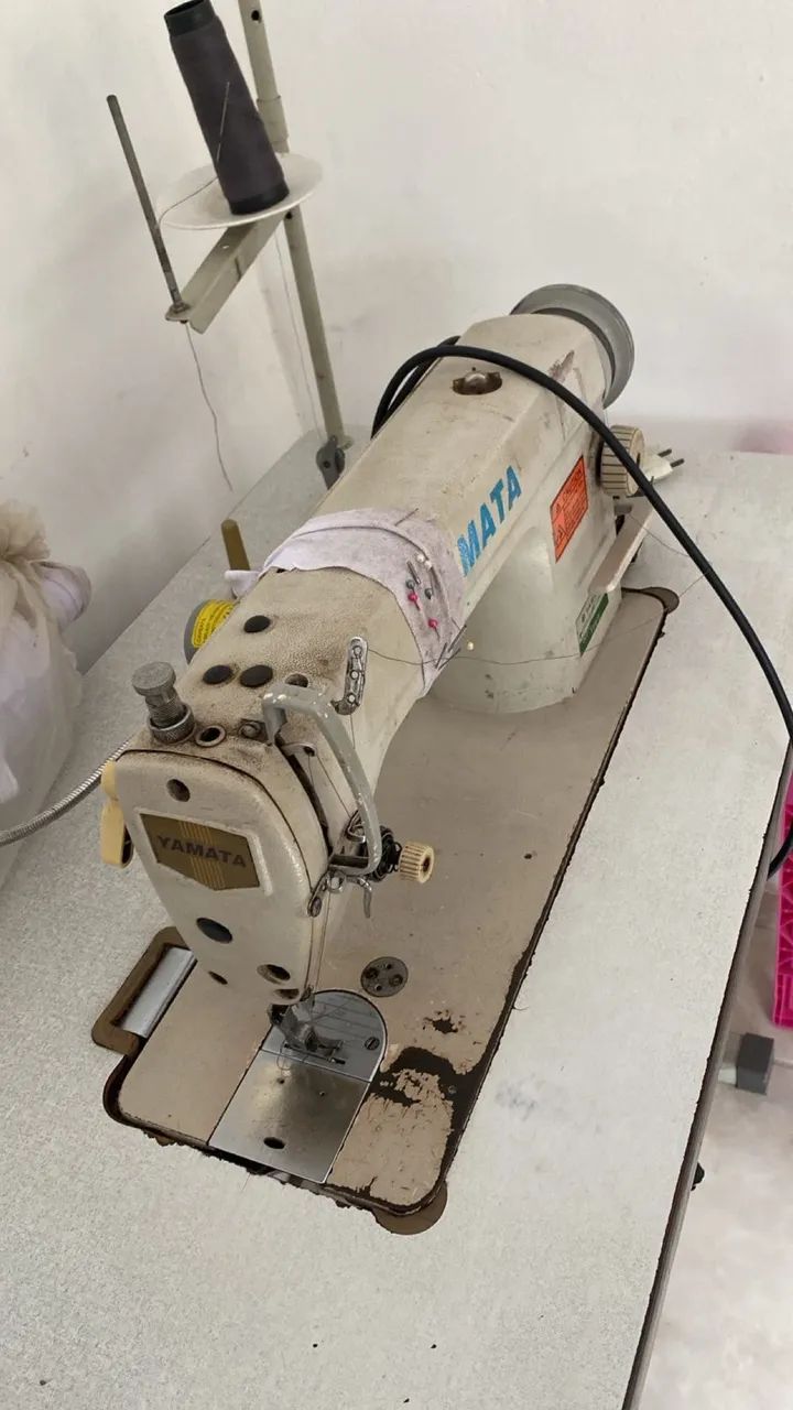 Máquina de costura reta