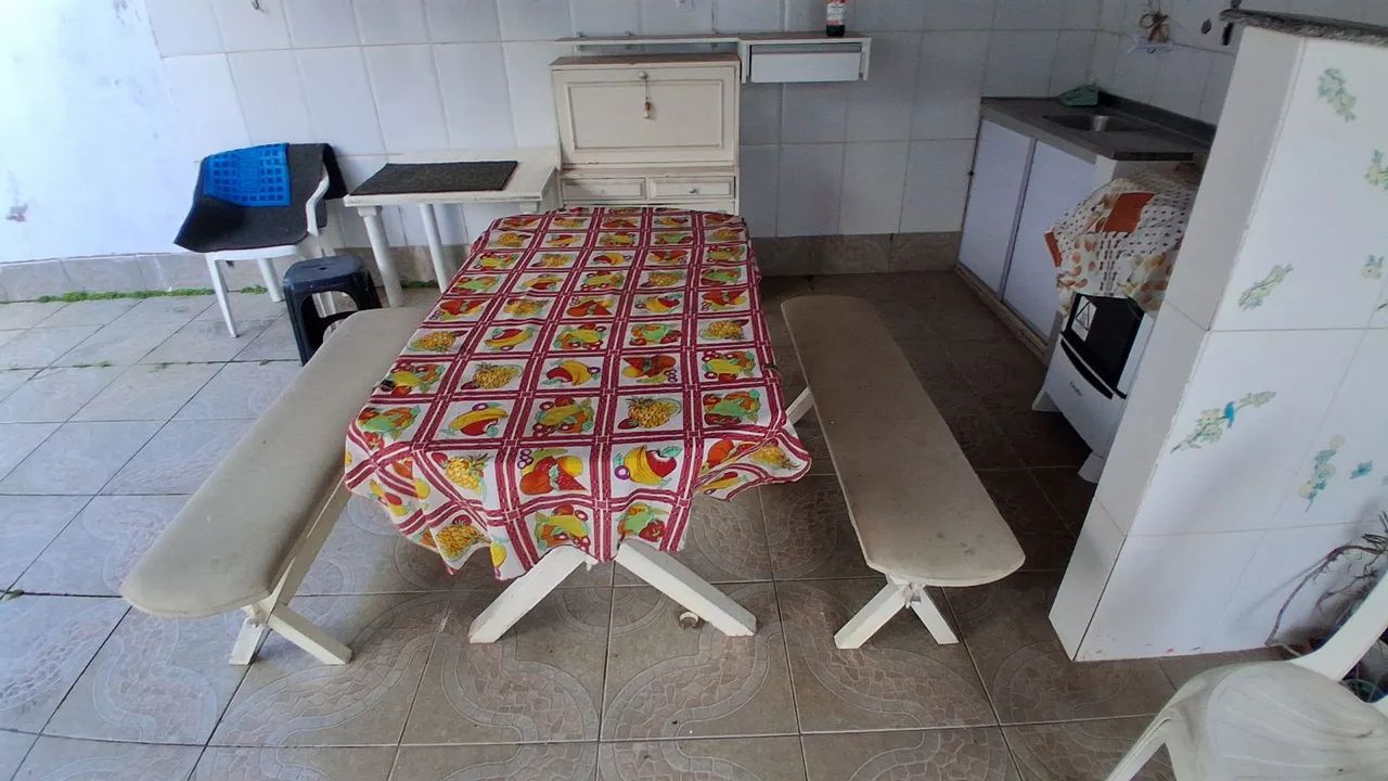 Mesa em madeira maciça com bancos acolchoados  - Foto 3