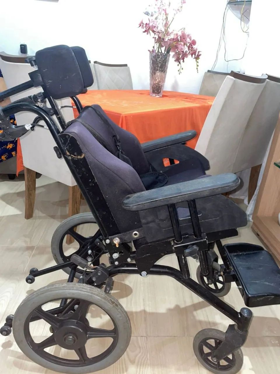 Cadeira de rodas ortomobil seminova - Foto 2