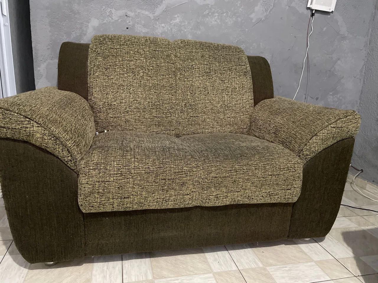 Jogo de sofá 2 e 3 lugares chenille verde-oliva, ótimo estado