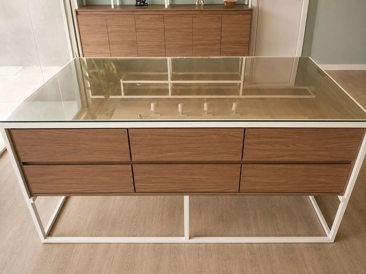 Mesa / Ilha Planejada Estilo Industrial com 12 Gavetas, MDF Premiun e Vidro Temperado